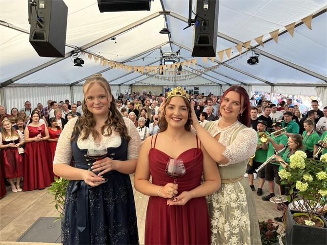 Mayschoß hat nach einjähriger Vakanz wieder eine Weinkönigin: Laura Epstein wurde offiziell proklamiert. Ihr steht Weinprinzessin Eva Kirsch (links zur Seite).