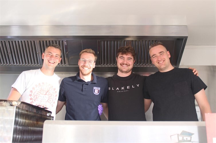 Mayschoßer Weinwochen – da gehört das Grillteam der Feuerwehr unbedingt dazu!