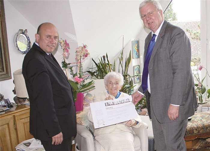 MdB Dr. Michael Fuchs (1.v.r) und Leo Biewer (1.v.l.) gratulierten Susanne Hermans zur langjährigen Mitgliedschaft din der CDUprivat