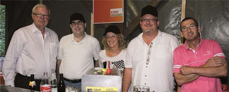 MdB Dr. Michael Fuchs, Michael Castor, Tina Bengel, Bernd Bengel und Norbert Hadamitzky (v. l.) freuten sich über ein gelungenes Grillfest.privat