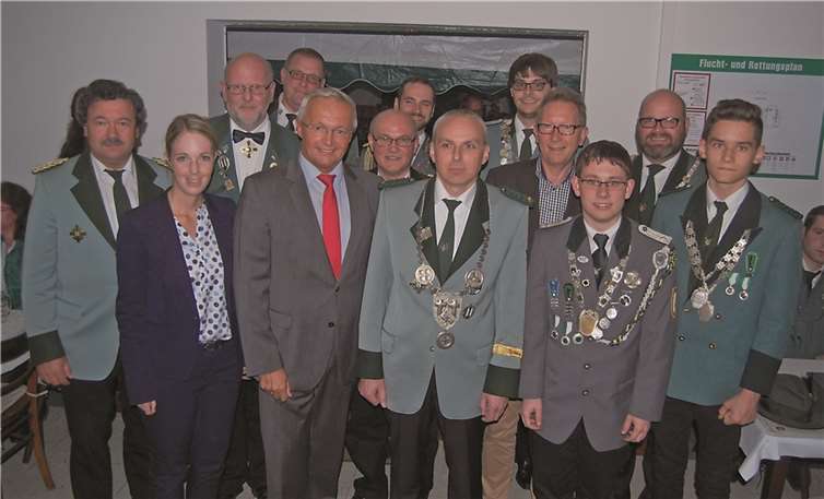 MdB Erwin Rüddel, MdL Ellen Demuth und Kreisbeigeordneter Achim Hallerbach im Kreise der Schützen. Privat