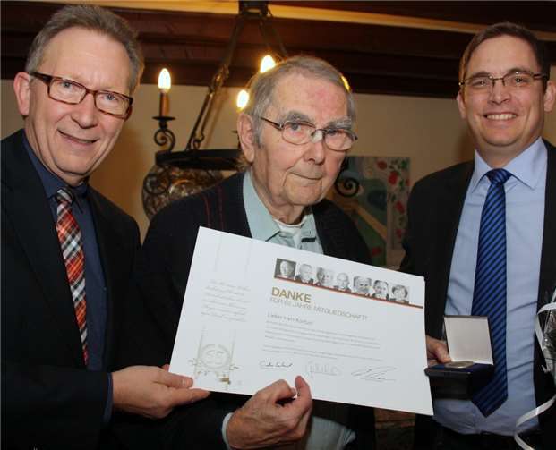 MdB Erwin Rüddel (l.) und CDU-Ortsverbandschef Markus Blank (r.) gratulieren Hermann Kortus zu 65 Jahren Parteimitgliedschaft.  privat