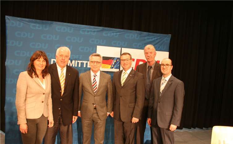 MdB Mechthild Heil, MdL Guido Ernst, Innenminister Thomas de Maizière, MdL Horst Gies, Ortsbürgermeister Rolf Hans und CDU-Gemeindeverbandsvorsitzender Tino Hackenbruch in der Niederzissener Bausenberghalle. -WK-