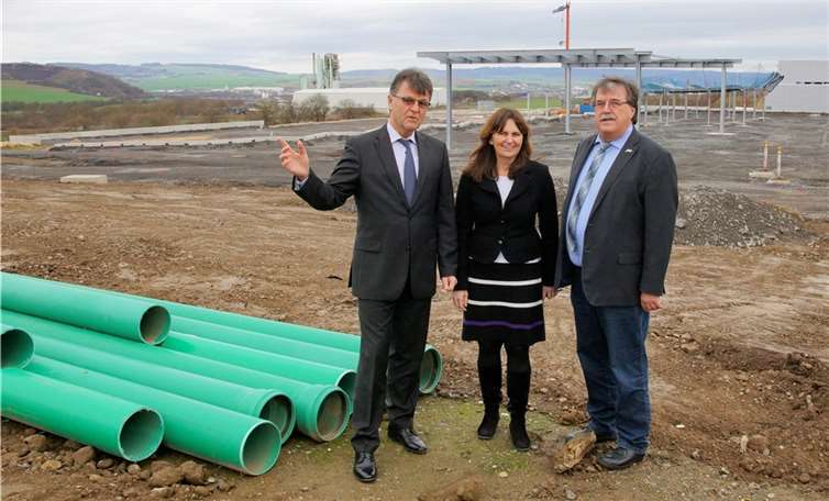 MdB Mechthild Heil mit dem 1. Kreisbeigeordneten und Verbandsvorsteher des Abfallzweckverbandes, Burkhard Nauroth (links) sowie Verbandsbürgermeister Klaus Bell (rechts) auf dem Gelände der Zentraldeponie in Ochtendung.privat