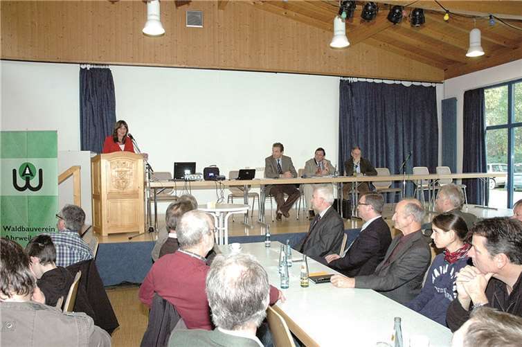 MdB Mechthild Heil war zu Gast beim Kreiswaldbauverein.