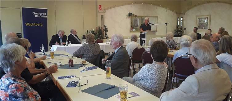 MdB Norbert Röttgen im Gespräch mit den Teilnehmern – auf dem Podium v.l.n.r: Leonhard Müller (Meckenheim) und Dieter Braun (Wachtberg  Foto: privat