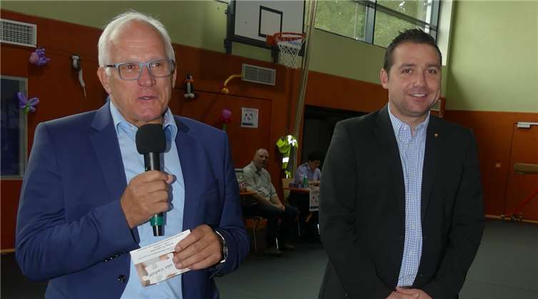 MdB Peter Bleser und MdL Benedikt Oster begrüßten Aktive und Besucher zum Kreis-Integrationssportfest.