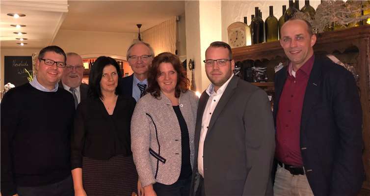 MdB Sandra Weeser (Mitte) mit den Kreisvorsitzenden Susanne Rausch-Preißler und Alex Buda, (re. außen) sowie Vertretern der einzelnen Ortsverbände.privat