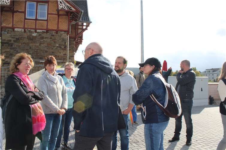 MdB Tabea Rößner im Gespräch am Heimersheimer Bahnhof.  Foto: Sarah Rößel
