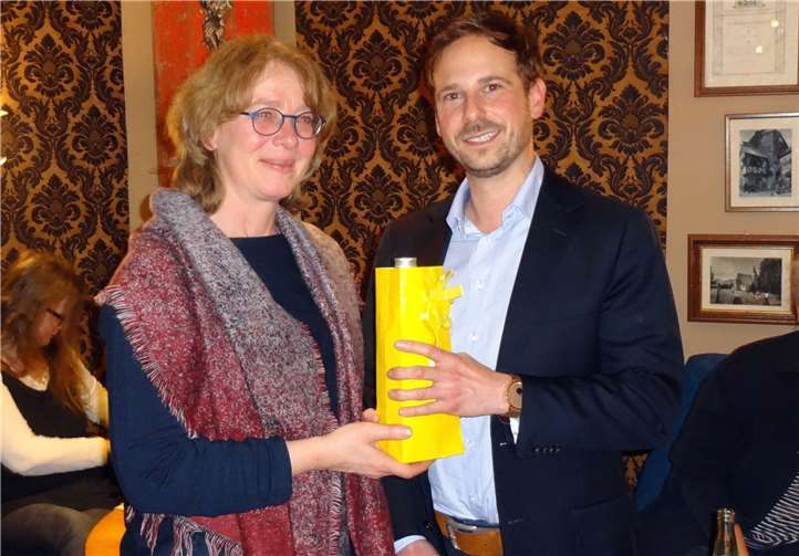 MdB Tabea Rößner übergibt dem Bürgermeisterkandidaten Björn Ingendahl einen Stärkungstrunk.Privat