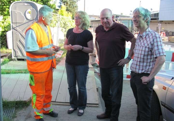MdB Tabea Rößner und Vorstandsmitglieder der Weißenthurmer Bürgerinitiative im Gespräch mit Wolfgang Wenzel, dem örtlichen Bauleiter des Bauunternehmens HEBERGER Hoch-, Tief- und Ingenieurbau GmbH.