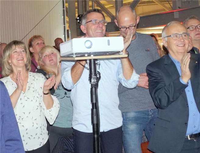 MdL Anke Beilstein (links) und Kreisbeigeordneter Hans-Jürgen Sehn (vorne rechts) sangen und klatschten begeistert beim dritten Rudelsingen mit.MT