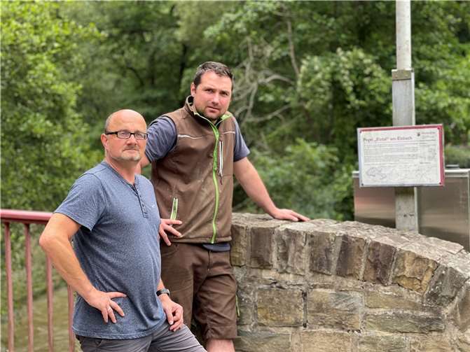 MdL Benedikt Oster (rechts) besichtigt gemeinsam mit Ortsbürgermeister Peter Mayer den Pegel am Elzbach in Moselkern.  Foto: privat