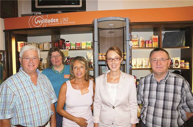 MdL Ellen Demuth (2.v.re.), im Gespräch mit (v.li.): dem Vorsitzenden des Eine-Welt Linz e.V. Hans-Joachim Schmitz, den Weltladen-Mitarbeiterinnen Elke Papen und Elena Röhr und dem stellvertretenden Vorsitzender Toni Derek. privat