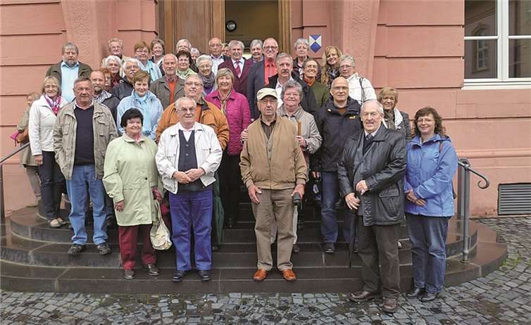 MdL Fredi Winter inmitten des Sozial- und Kulturförderkreis Dernbach auf den Stufen des Mainzer Landtags. Günter Seifert