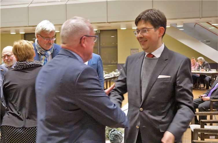 MdL Fredi Winter, selbst Mitglied im Kreisvorstand, gratulierte Michael Mang zum Karriereschritt.