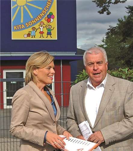 MdL Guido Ernst begrüßt die vor der KITA Sonnenschein ankommende CDU-Chefin Julia Klöckner. FA