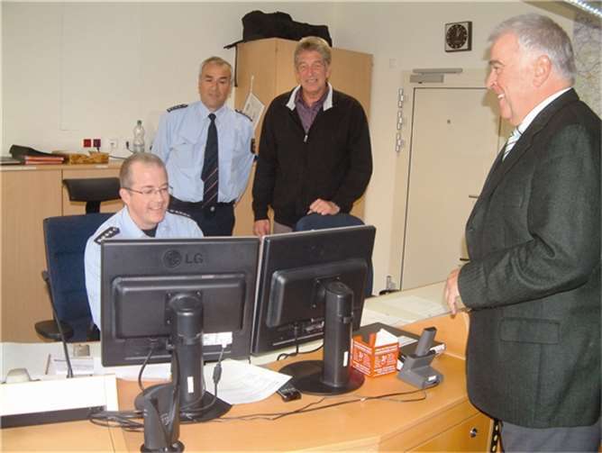 MdL Guido Ernst im Gespräch mit Karl Braun, 1. Polizeihauptkommissar, und Uwe Lottmann, 1. Kriminalhauptkommissar.AB