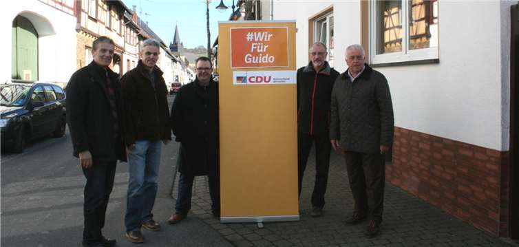 MdL Guido Ernst (rechts) gemeinsam mit dem Ortsbeigeordneten Werner Krupp, VG-Ratsmitgliedern Jörg Girolstein und Erich Seul sowie dem Ortsverbandsvorsitzenden der CDU Bad Breisig, Norbert Heidgen (von rechts), beim Ortstermin in Waldorf.VR
