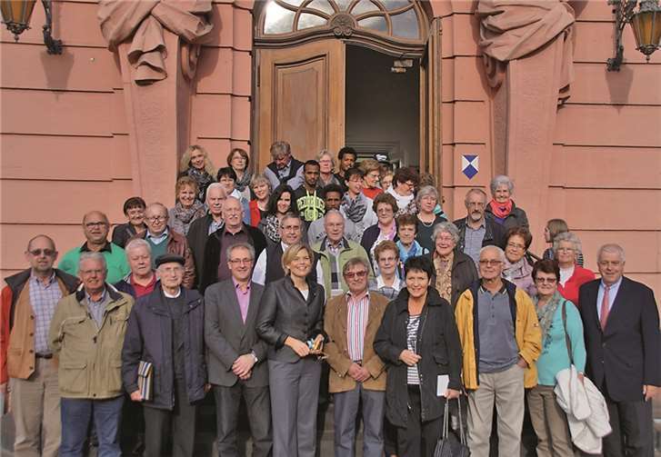 MdL Guido Ernst und die Vorsitzende der rheinland-pfälzischen CDU, Julia Klöckner, mit der Waldorfer Besuchergruppe vor dem Landtagsgebäude.privat