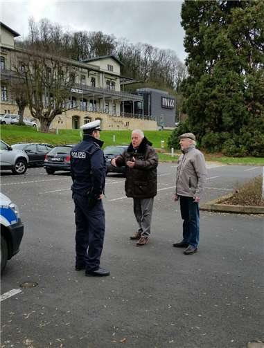 MdL Guido Ernst wünscht der Polizei weiterhin viel Erfolg bei Fahrzeugüberprüfungen. privat
