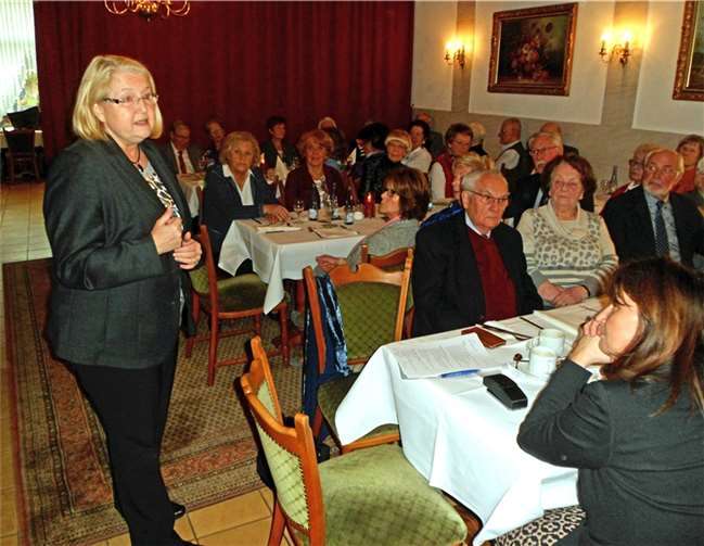 MdL Hedi Thelen versicherte den Zuhörern, dass es grundsätzlich keinen Grund zur Angst vor Veränderungen durch die Flüchtlinge geben müsse. privat