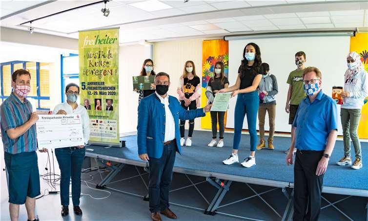 MdL Horst Gies, Vorsitzender der Freiheiter (Vorne 3.v.l.) überreichte zusammen mit seiner Stellvertreterin Ghazel Wahisi (vorne 2.v.l.) den Schülern und Schülerinnen und dem betreuenden Lehrer Dr. Alexander Schneider (vorne 1.v.l.) Scheck und Gewinnerurkunde. Stolzer Beobachter ist Schulleiter Marcus Wald (1.v.r.)
