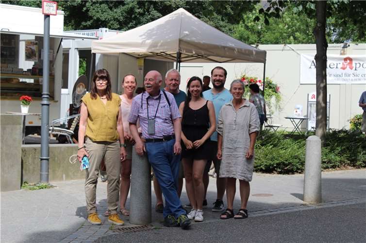 MdL Jutta Blatzheim-Roegler mit GRÜNEN aus der Kreisstadt vor Verkaufsständen an der Rosenkranzkirche. Foto: Sarah Rößel