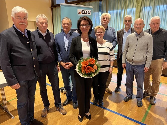 MdL Petra Schneider (4.v.l.) und Norbert Heidgen (3.v.l.) nahmen die Glückwünsche des CDU Ortsverbands Bad Breisig nach Wiederwahl entgegen.  Foto: