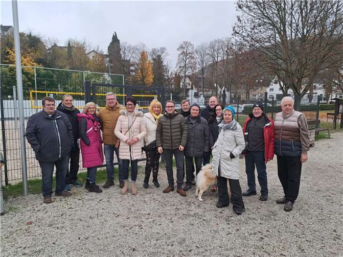 MdL Petra Schneider (5. v. l.) und Bürgermeister Marcel Caspers (7. v. l) konnten sich anlässlich der CDU-Ortsbegehung persönlich ein Bild vom Sanierungsfortschritt der Römer-Thermen mit dem neuen Beachvolleyballfeld machen.  Foto: privat