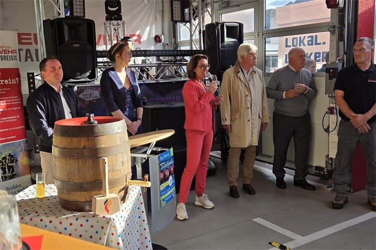 MdL Petra Schneider beim traditionellen Fassanstich und der offiziellen Eröffnung durch Bürgermeister Marcel Caspers und Brunnenkönigin Elisa I.