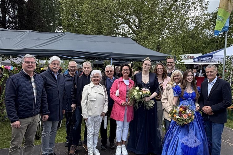 MdL Petra Schneider gratuliert der neuen Brunnenkönigin Elisa I. (Kindler) und dankt der scheidenden Brunnenkönigin Sofie I. (Brassel)