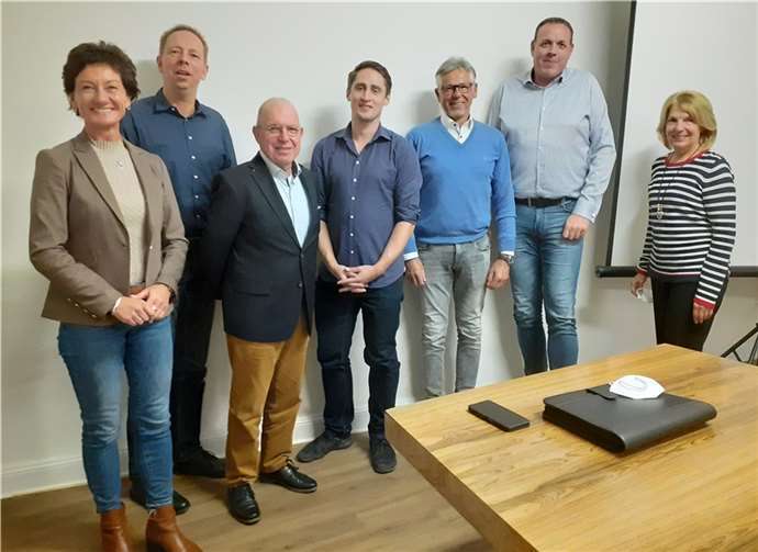 Niclas Schell ist neuer Vorsitzender MdL Petra Schneider (links) mit dem neuen Vorsitzenden Niclas Schell (Mitte) und weiteren Vorstandsmitgliedern. Foto: privat