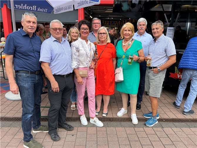 MdL Petra Schneider und CDU-Mitglieder beim Fassanstich in Bad Breisig. Foto: Michael Schweikert