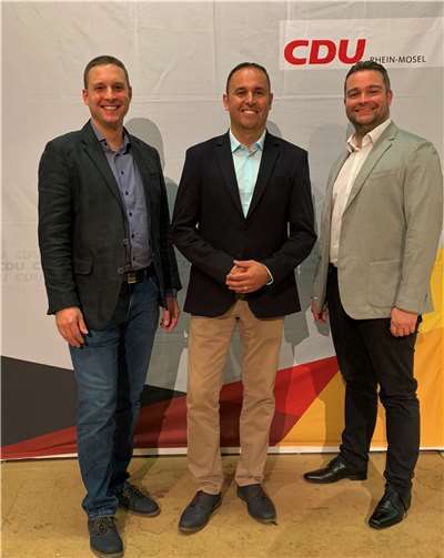 MdL Torsten Welling (re.) gratulierte zusammen mit dem Parteivorsitzenden der CDU Burgen-Brodenbach, Andreas Griebel (li.), dem Kandidaten für die Wahl zum Bürgermeister der Verbandsgemeinde. Foto: Michael Rosenbaum