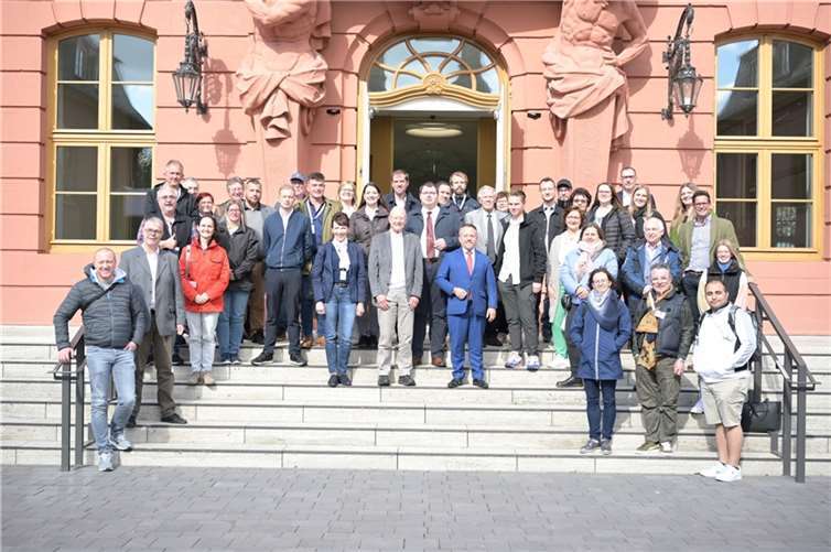 MdL Wefelscheid mit Besuchergruppe vor dem Deutschhaus. Quelle: Abgeordnetenbüro Wefelscheid