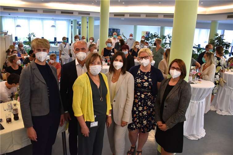 Mechthild Annen (3. von links) wird im St. Elisabeth im Kreise von Direktorium und Führungskräften herzlich verabschiedet. Sie war hier über 40 Jahre in der Pflege tätig.  Foto: Gemeinschaftsklinikum Mittelrhein