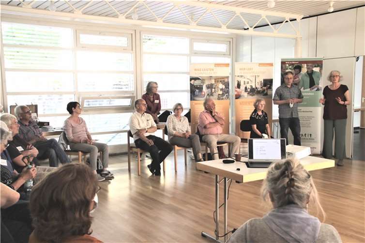„Alt genug für neue Wege“ Mechthild Haase und Christoph Hof (stehend) begrüßen die Gäste und die Referentinnen Gisela Querbach (3.v.r.) und Hildegard Luttenberger (6.v.r.) in Remagen. Foto: Willi Luttenberger