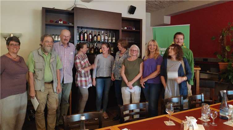 Mechthild Hase und Leona Pütz inmitten der Grünen aus Remagen und dem Umland. Foto: privat