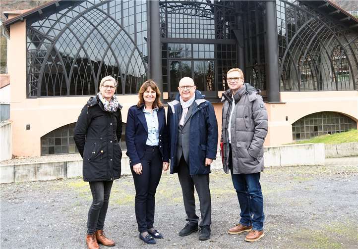 Mechthild Heil (2.v.. l.) ließ sich von Steffi Zurmühlen, Michael Kessler und Werner Prümm über das Denkmalareal Sayner Hütte führen. Foto: Stadt Bendorf