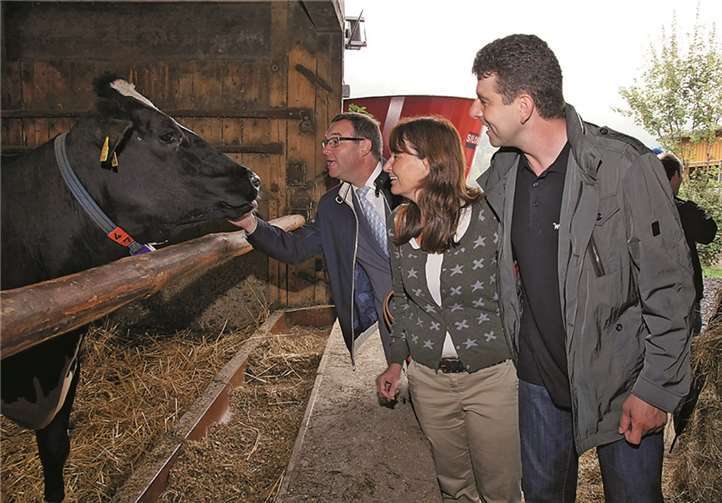 Mechthild Heil (Bildmitte) zu Gast bei Landwirt Jürgen Radermacher (rechts).privat