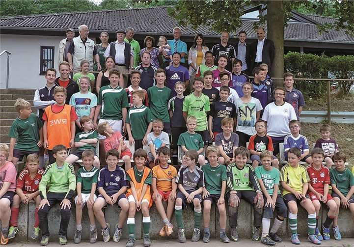 Mechthild Heil, Bundestagsabgeordnete der CDU, machte sich ein Bild über das Geschehen im Fußballcamp des SV Oberzissen. Privat