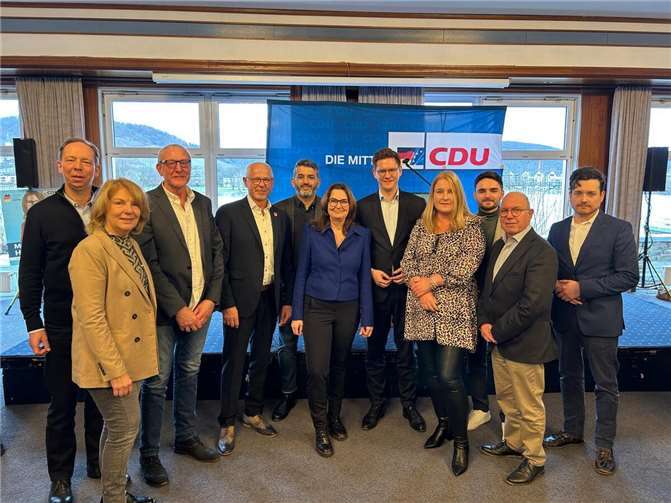 Mechthild Heil, CDU-MdB (in der Mitte), rechts daneben Johannes Steiniger MdB und Generalsekretär der CDU RLP und Herta Stiren, CDU- Stadtverbandsvorsitzende Remagen, umringt von Mitgliedern des Vorstandes der CDU Remagen.  Foto: CDU Remagen