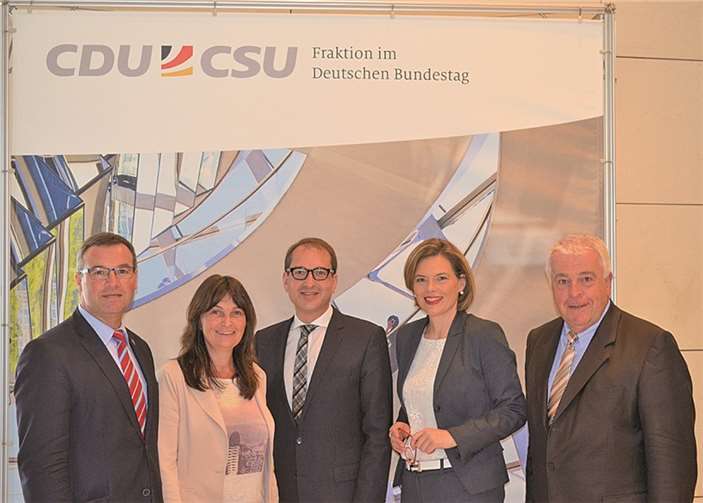 Mechthild Heil (Foto, 2.v.l.), Julia Klöckner (2. v. r.) und die beiden heimischen CDU-Landtagsabgeordneten Horst Gies (l.) und Guido Ernst (r.) zusammen mit Bundesverkehrsminister Alexander Dobrindt. privat