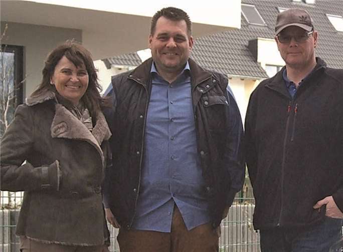 Mechthild Heil, Luckee-Chef Thorsten Engels, Gerhard Masberg mit E-Auto am Firmenstandort Hindenburgwall 6. Privat