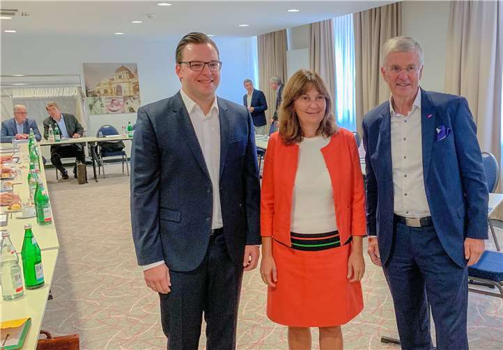 „Mechthild Heil MdB (CDU) Mit David Schilling (r.) und Dr. Karl Tack vom Bundesverband Deutscher Mineralbrunnen“. Foto: privat