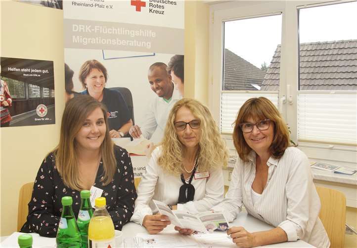 Mechthild Heil MdB (CDU) im Gespräch mit Maria Schön (Mitte) und Ann-Kathrin Bierbrauer (l.) vom DRK. privat