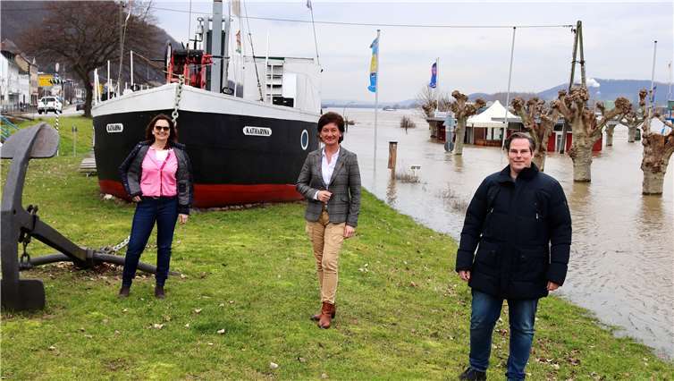 Mechthild Heil MdB, Landtagskandidatin Petra Schneider und Dr. Frank Gondert im Hochwasser-Gebiet. Foto: privat