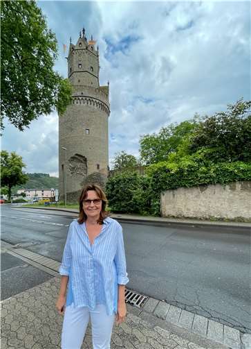 Mechthild Heil MdB am Runden Turm in Andernach.  Foto: privat