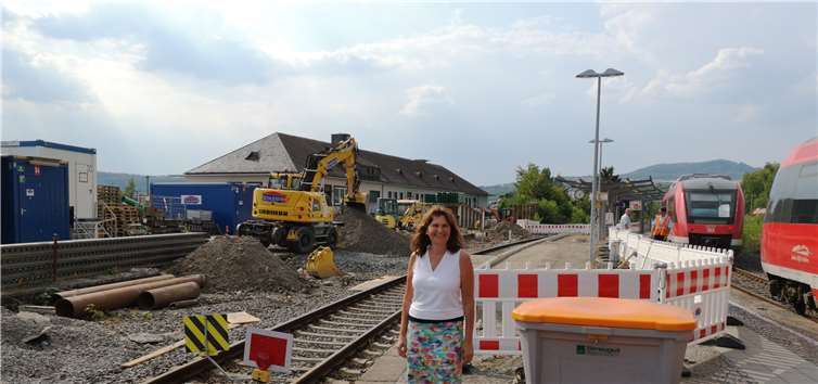 Mechthild Heil MdB begutachtet den Baufortschritt am Bahnhof Mayen-Ost.privat